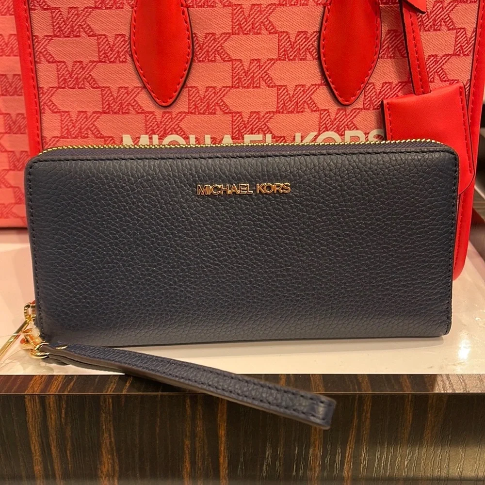 Michael Kors Jet Set Travel Large Travel CONTINENTAL 
Navy - Picture 3 of 16